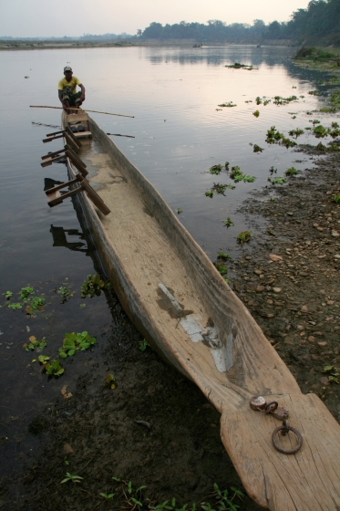 canoe in chitwan NP.JPG